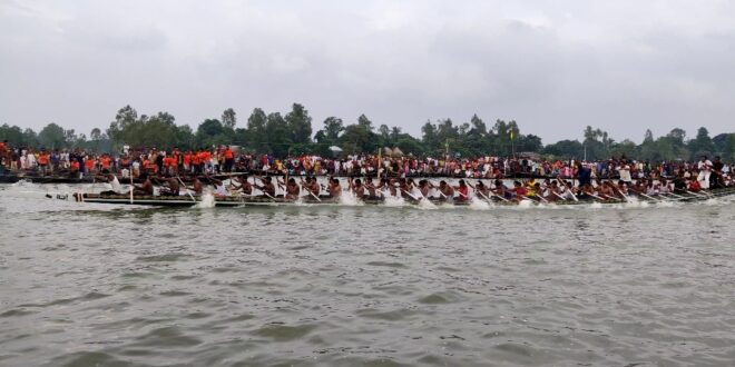 শাহজাদপুর বড়াল নদীতে অনুষ্ঠিত হচ্ছে ঐতিহ্যবাহি নৌকা বাইচ প্রতিযোগিতা