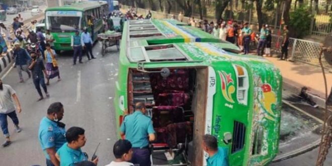 ঢাকার রাস্তায় উল্টে গেল বাস, পালিয়ে গেল চালক-হেলপার