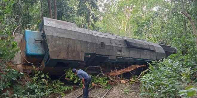 উল্টে যাওয়া ট্রেন উদ্ধারে কাজ চলছে, কালনীর যাত্রা বাতিল