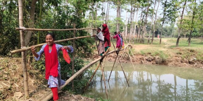 ব্রিজ না থাকায় বিপাকে শিক্ষার্থীসহ ১০ গ্রামের মানুষ