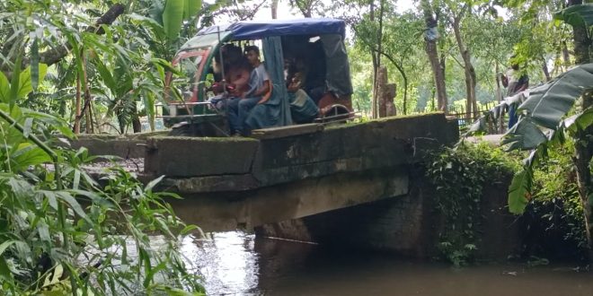 মুক্তাগাছায় ঝুঁকিপূর্ণ ব্রীজ / চলছে যানবাহন, দূর্ঘটনার আশঙ্কা