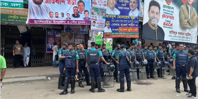 নেতাকর্মীদের সরিয়ে বিএনপি কার্যালয় ঘিরে রেখেছে পুলিশ