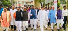নেতাকর্মীদের নিয়ে ওবায়দুল কাদেরের মনোনয়নপত্র জমা দিল তার ছোট ভাই