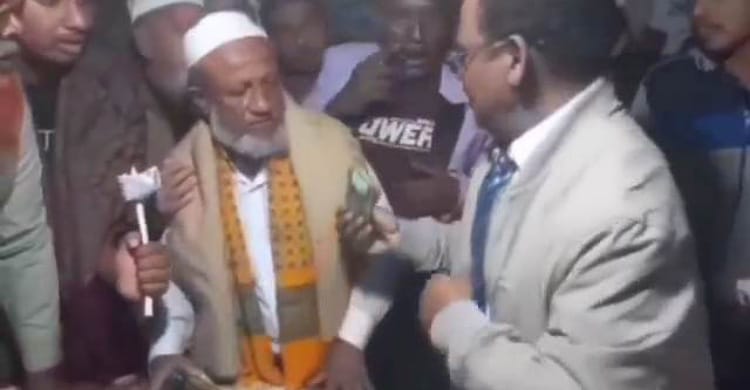 লক্ষ্মীপুর-১ আসনের নৌকা প্রার্থীর প্রকাশ্যে টাকা বিতরণে শোকজ