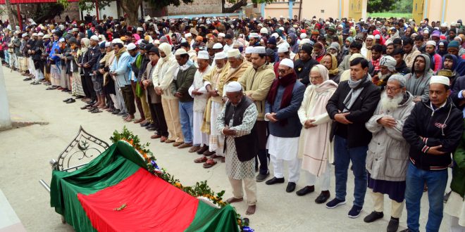 বীর মুক্তিযোদ্ধা লিয়াকত আলীর জানাযায় রাজশাহী জেলা পরিষদের চেয়ারম্যান মীর ইকবাল