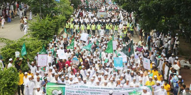 ‘মাজার ভাঙচুর করে সুন্নি জনতাকে রাস্তায় নামতে বাধ্য করবেন না’ ‘মাজার ভাঙচুর করে সুন্নি জনতাকে রাস্তায় নামতে বাধ্য করবেন না’
