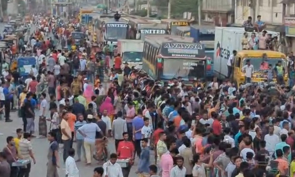 ফের মহাসড়ক অবরোধে শ্রমিকরা, বেতন হাতে না পাওয়া পর্যন্ত চলবে!