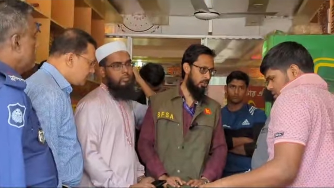 লক্ষ্মীপুরে মেয়াদউত্তীর্ণ খাবার তৈরি/ দুইটি রেস্তোরাঁকে জরিমানা