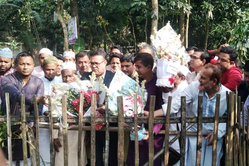 শহীদ আবু সাঈদের বাড়িতে জাতীয় বিশ্ববিদ্যালয়ের উপাচার্য
