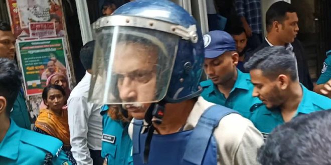 চাঁদাবাজির মামলায় গ্রেপ্তার দেখানো হলো সাংবাদিক মোজাম্মেল বাবুকে