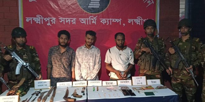 লক্ষ্মীপুরে অবসরপ্রাপ্ত সেনা কর্মকর্তার বাড়ি থেকে অস্ত্র ও ইয়াবাসহ তিন যুবক আটক
