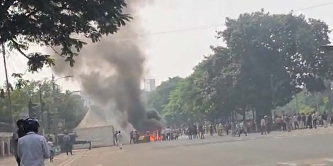 সংসদ ভবন এলাকায় ‘জুলাই যোদ্ধা’দের সঙ্গে পুলিশের ধাওয়া-পাল্টাধাওয়া