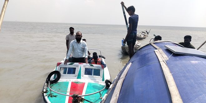 লক্ষ্মীপুরে নিষেধাজ্ঞা অমান্য করে ইলিশ শিকার, অভিযান চালিয়ে জাল-নৌকা জব্দ