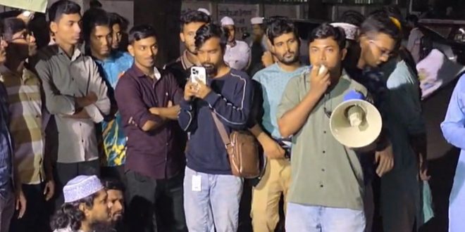 হঠাৎ উত্তাল ঢাবি, উপাচার্যকে ১৫ মিনিটের আলটিমেটাম