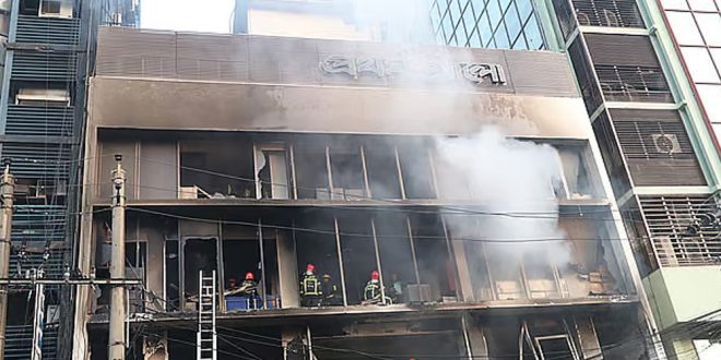 প্রথম আলো-ডেইলি স্টারে হামলা : লুটের টাকায় মোবাইল-ফ্রিজ
