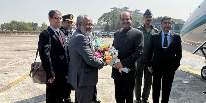 ভারতীয় বিমান বাহিনীর বিশেষ উড়োজাহাজে ঢাকায় পৌঁছালেন ওম বিড়লা