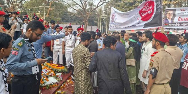 ভাষা শহীদদের শ্রদ্ধা জানাতে শহীদ মিনারে মানুষের ঢল