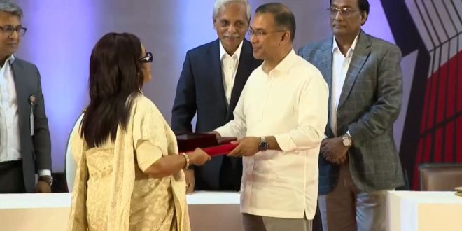 একুশে পদক প্রদান করছেন প্রধানমন্ত্রী তারেক রহমান