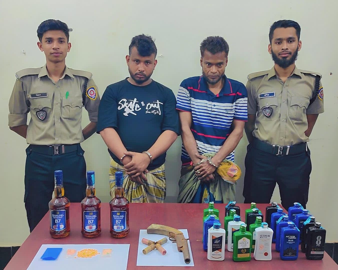 লক্ষ্মীপুরে দেশীয় পাইপগান, ইয়াবা ও বিদেশি মদসহ দুইজন গ্রেপ্তার