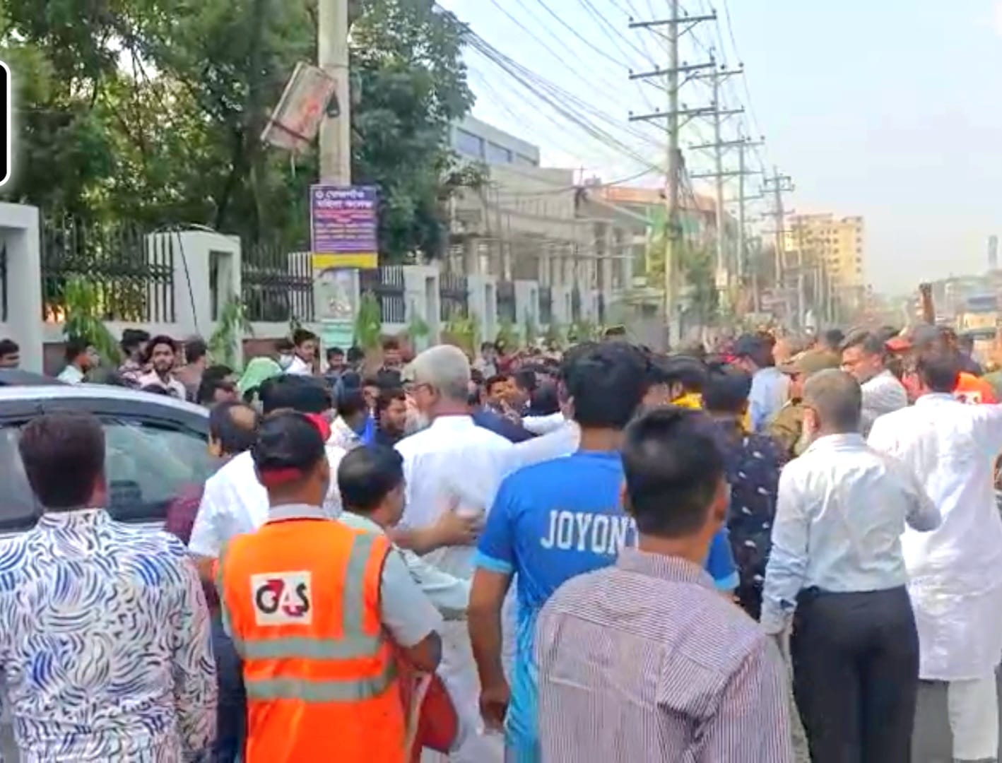 অটোপাশের দাবিতে জাতীয় বিশ্ববিদ্যালয়ের উপাচার্যের উপর হামলা