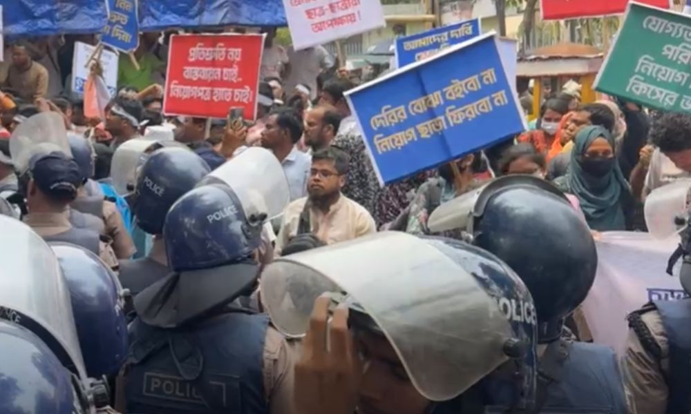 নিয়োগপত্রের দাবিতে ফের উত্তাল শাহবাগ, মুখোমুখি শিক্ষক-পুলিশ