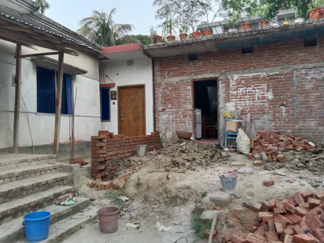বাকেরগঞ্জে চাচাতো ভাইয়ের ঘর থেকে বের হওয়ার একমাত্র রাস্তা বন্ধ করে ইটের ওয়াল তৈরি