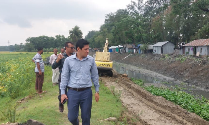 খাল খননের মাটি দিয়ে তৈরি হচ্ছে রাস্তা, স্বস্তিতে হাজারো কৃষক