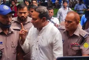 এজলাসে তোলার সময় পুলিশকে শাসালেন হাসানুল হক ইনু