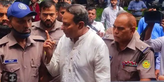 এজলাসে তোলার সময় পুলিশকে শাসালেন হাসানুল হক ইনু