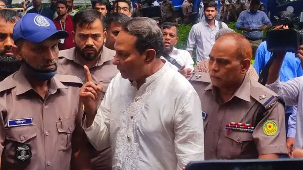 এজলাসে তোলার সময় পুলিশকে শাসালেন হাসানুল হক ইনু
