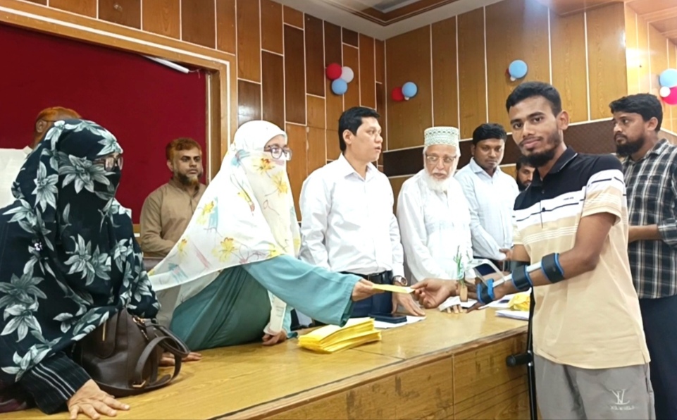 লক্ষ্মীপুরে প্রধানমন্ত্রীর ত্রাণ তহবিল থেকে অসহায় পরিবারকে ১০ লাখ টাকা সহায়তা