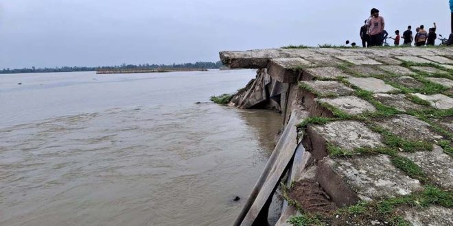 দ্বিতীয় তিস্তা সেতু রক্ষা বাঁধ নদীগর্ভে বিলীন