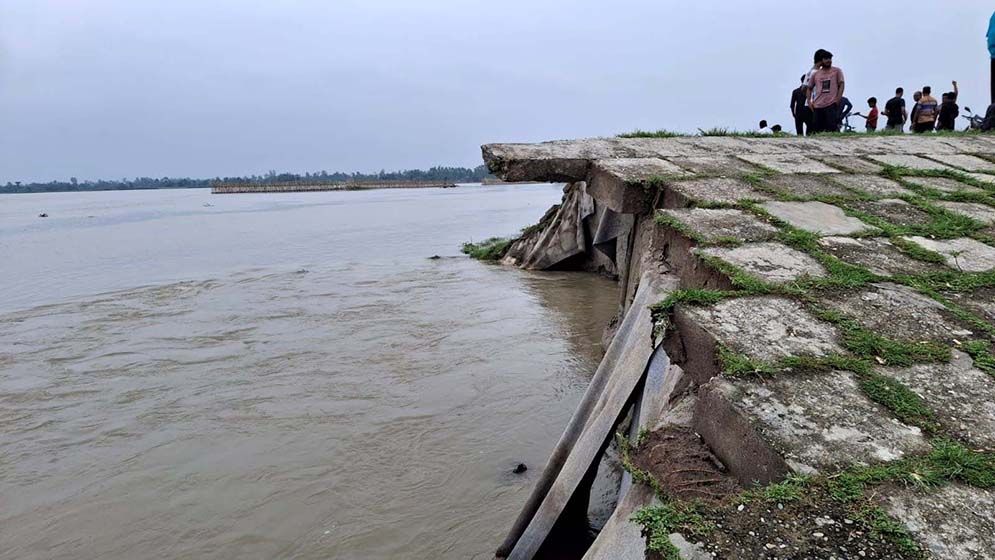 দ্বিতীয় তিস্তা সেতু রক্ষা বাঁধ নদীগর্ভে বিলীন