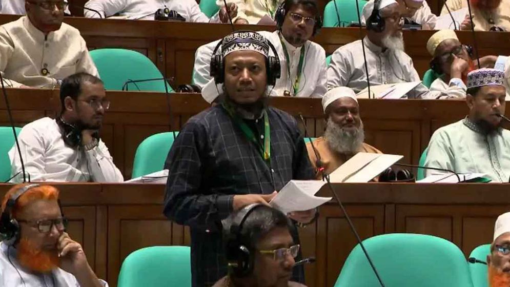 লালনের মাজার নিয়ে সংস্কৃতিমন্ত্রীর কাছে প্রশ্ন রাখলেন আমির হামজা