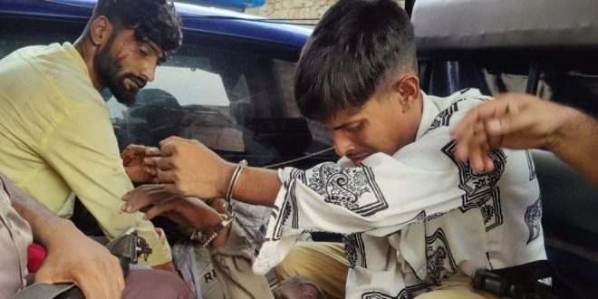 ছিনতাইকারীদের তাণ্ডব, বিকালে কোপাল ওসি-এসআইকে সকালে ব্যবসায়ীকে ছিনতাইকারীদের তাণ্ডব, বিকালে কোপাল ওসি-এসআইকে সকালে ব্যবসায়ীকে