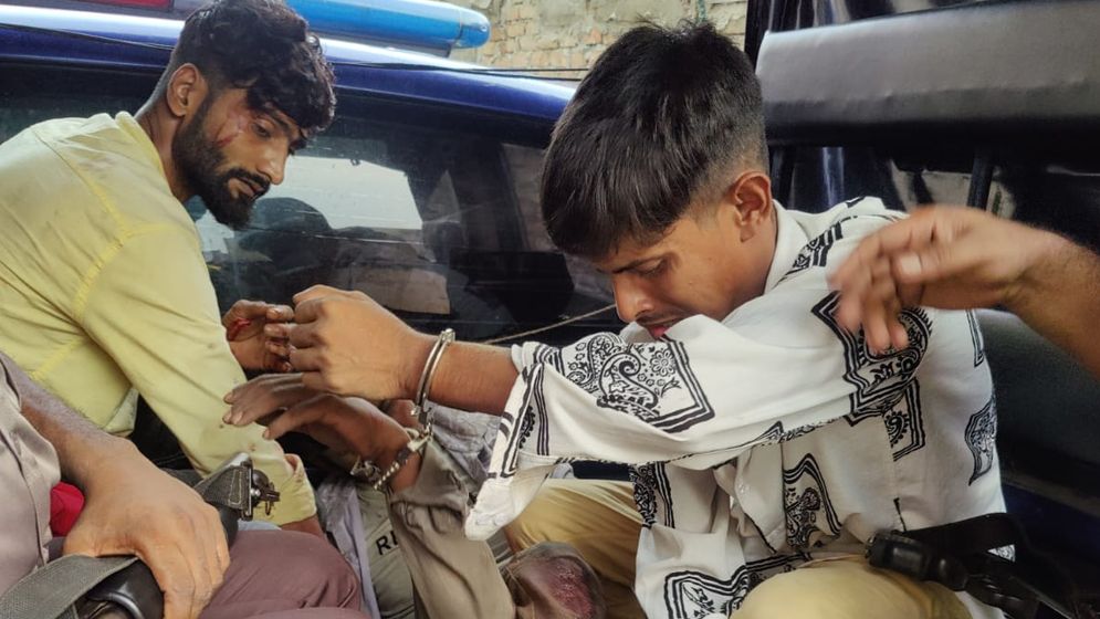 ছিনতাইকারীদের তাণ্ডব, বিকালে কোপাল ওসি-এসআইকে সকালে ব্যবসায়ীকে