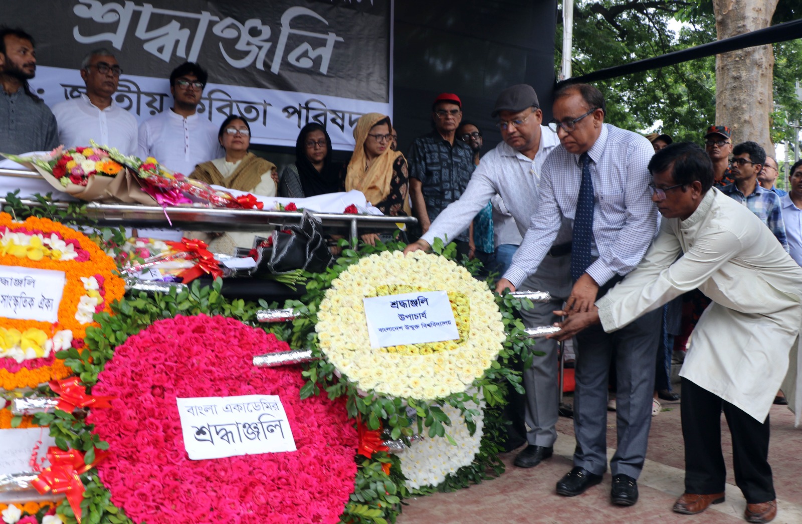 ঢাবির অবসরপ্রাপ্ত অধ্যাপক আবুল কাসেম ফজলুল হকের প্রতি বাউবির উপাচার্যের গভীর শ্রদ্ধা নিবেদন