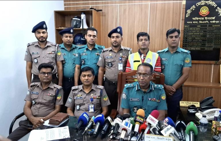 গাজীপুরে জিএমপির অভিযানে বিদেশি পিস্তল ও গুলিসহ দুইজন গ্রেপ্তার