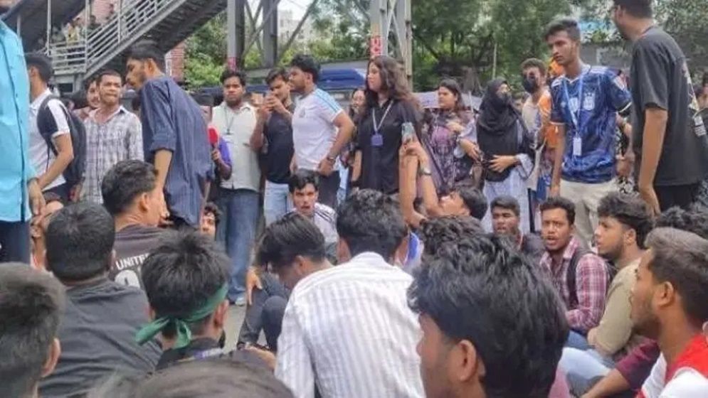 ‘দফা এক দাবি এক, মিলনের পদত্যাগ’ স্লোগানে উত্তরায় বিক্ষোভ
