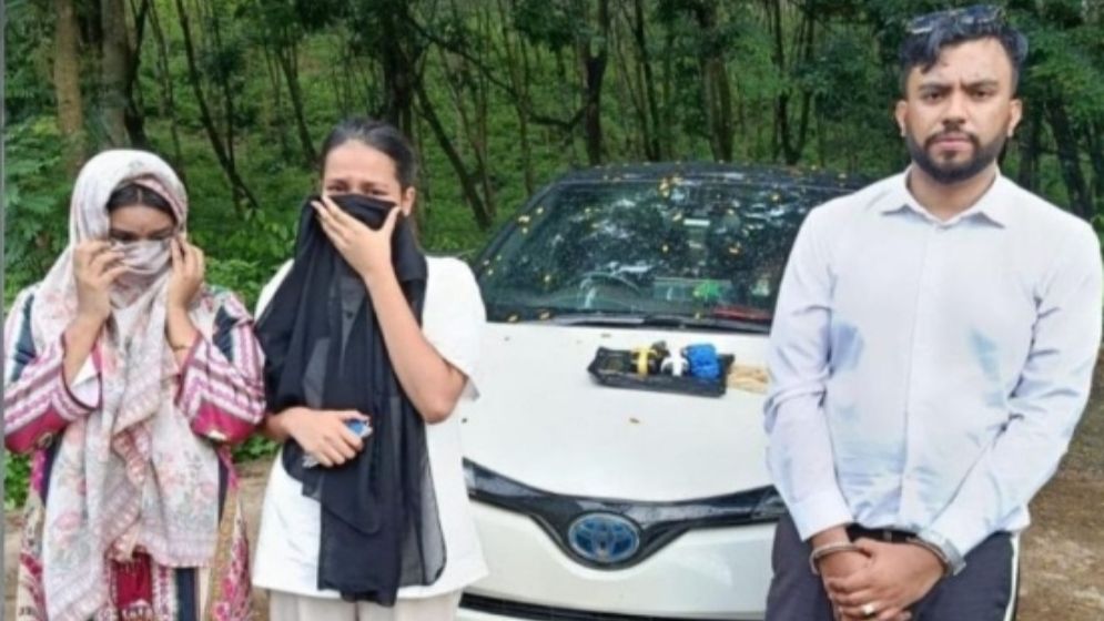 স্বরাষ্ট্র মন্ত্রণালয়ের স্টিকার লাগানো প্রাইভেটকারে মিলল ৬ হাজার ইয়াবা