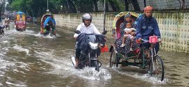 টানা বৃষ্টিতে ঢাকার সড়ক ও অলি-গলি থৈ থৈ