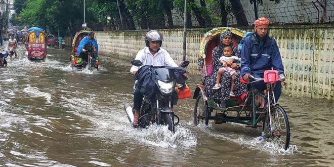 টানা বৃষ্টিতে ঢাকার সড়ক ও অলি-গলি থৈ থৈ