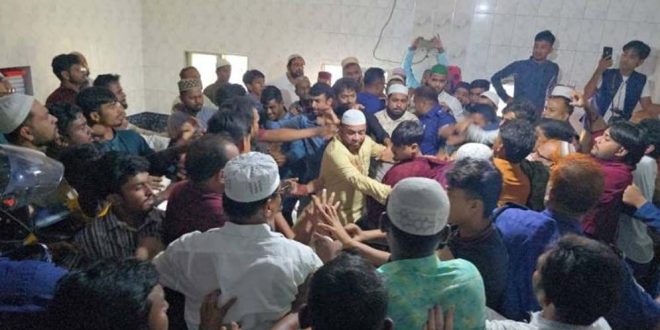 নিজামীপুত্রের নামাজে ইমামতি নিয়ে বিএনপি-জামায়াত কর্মীদের হাতাহাতি