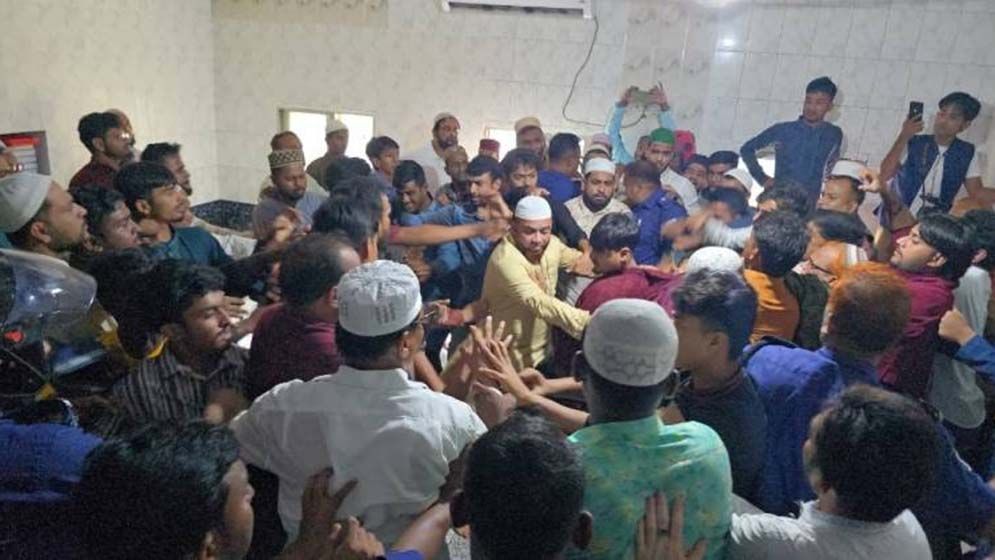 নিজামীপুত্রের নামাজে ইমামতি নিয়ে বিএনপি-জামায়াত কর্মীদের হাতাহাতি