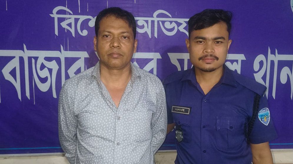 ‘জানেন এটা তারেক জিয়ার হোটেল?’- বলে পর্যটককে হুমকি দেওয়া ম্যানেজার গ্রেফতার